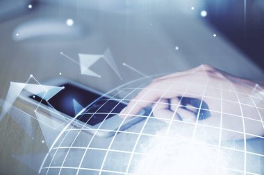 Harita çizimine çift pozlama hologram ve cep telefonu kullanan bir kadın..