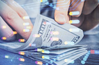 Teknolojinin iki katına çıkması hologram, dolar banknotları ve insan eli. Veri kavramı