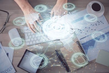 İnsan elinin bilgisayar klavyesi ve sosyal ağ temalı hologram çizimlerinin üzerine iki kez yazı yazması. Üst Manzara. İnsanlar web konseptini bağlar.