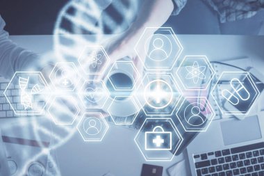 Erkek ve kadının birlikte çalıştığı ve DNA hologramının çizildiği çifte pozlama. Bilgisayar arkaplanı. Tıp eğitimi konsepti. Üst Görünüm.