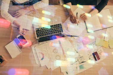 Bilgisayar ve veri temalı hologram çizimlerinde çalışan kadın elleri çift pozlama. Üst Manzara. Teknoloji konsepti.