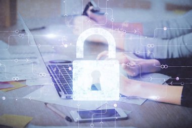 Bilgisayarda çalışan ve hologram çizimlerini kilitleyen kadın elleri çift pozlama. Güvenlik kavramı.