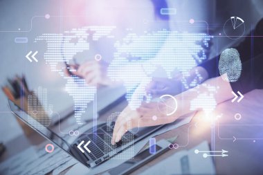 Bilgisayar ve dünya haritası çizimleri üzerinde çalışan kadın elleri çift pozlama. Uluslararası teknoloji sektörü konsepti.