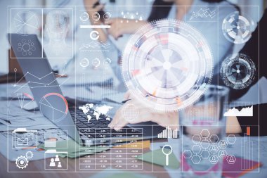 Bilgisayar ve veri temalı hologram çizimlerinde çalışan kadın elleri çift pozlama. Teknoloji kavramı.