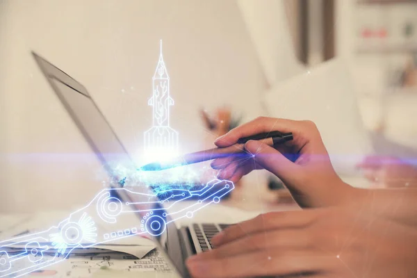 Bilgisayarda Yazı Yazan Yaratıcı Çizimler Yapan Kadınların Ellerine Iki Kez — Stok fotoğraf