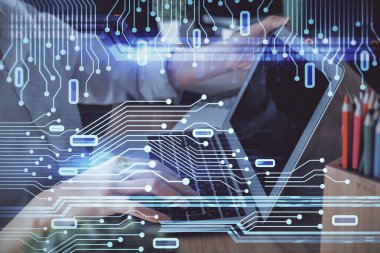 Bilgisayar ve veri temalı hologram çizimlerinde çalışan kadın elleri çift pozlama. Teknoloji kavramı.