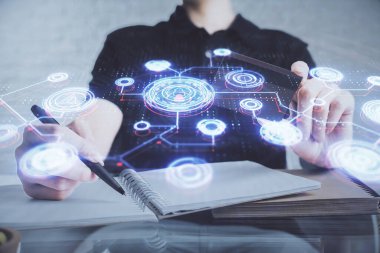 Elinde kredi kartı ve sosyal ağ temalı bir çizim tutan bir adamın çift pozu. Dijital finans ve E-ticaret kavramı.