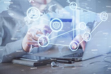 Elinde kredi kartı ve sosyal ağ temalı bir çizim tutan bir adamın çift pozu. Dijital finans ve E-ticaret kavramı.