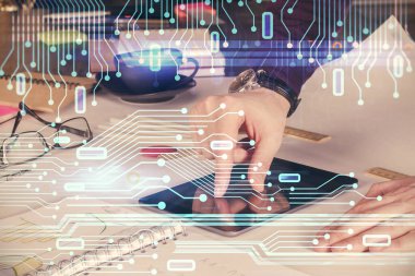 Bir adamın elini tutarken ve dijital bir cihaz ve veri temalı çizim kullanırken çift pozlama. Teknoloji konsepti.