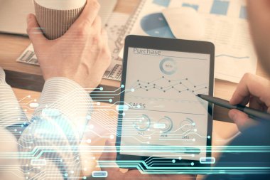 Dijital bir cihaz ve veri temalı çizim kullanan bir adamın el ele tutuşması. Yenilik kavramı.