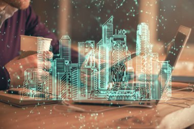 Dijital bir cihaz ve şehir çizimi kullanarak insanın ellerini tutarken çift pozlama.