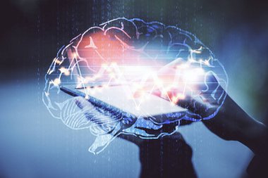 Beyin çizimine çift pozlama ve cep telefonu kullanan kadın hologramı..