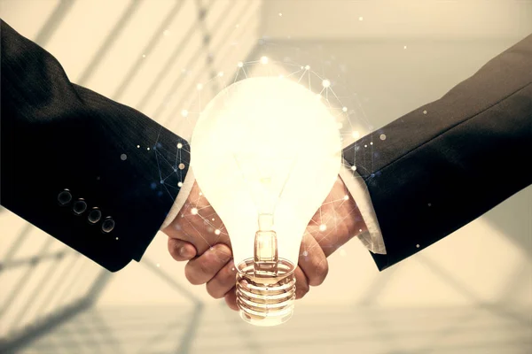 電球ホログラムと2人の男性の握手の二重暴露 アイデアのコンセプト — ストック写真