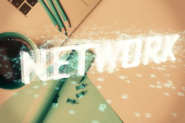 Bilgisayarlı çalışma masası arkaplanının üst görüntüsü üzerinde hologram çizimi yapılan çok sayıdaki veriye maruz kalma. Teknoloji kavramı.