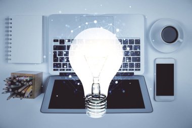 Masaüstü arka planında ampul çizimi. Üst Manzara. Çifte maruziyet. Fikir kavramı.