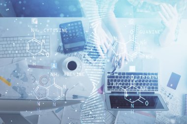 Erkek ve kadının birlikte çalıştığı ve DNA hologramının çizildiği çifte pozlama. Bilgisayar arkaplanı. Tıp eğitimi konsepti. Üst Görünüm.