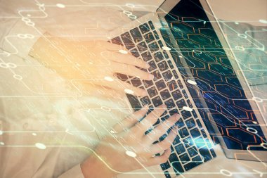 Bilgisayar ve veri temalı hologram çizimlerinde çalışan kadın elleri çift pozlama. Üst Manzara. Teknoloji konsepti.