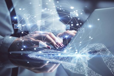 Bilgisayarda yazı yazan ve uçan zarf çizen kadınların ellerine iki kez maruz kalıyoruz. E- posta kavramı.