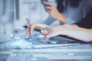 Bilgisayar ve veri temalı hologram çizimleri üzerinde çalışan kadın ellerine çok fazla maruz kalma. Teknoloji kavramı.