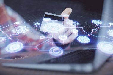 Elinde kredi kartı ve sosyal ağ temalı bir çizim tutan bir adamın çift pozu. Dijital finans ve E-ticaret kavramı.