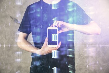 Bir adamın elini tutarken ve dijital bir cihaz ve veri temalı hologram çizimi kullanırken çift pozlama. Teknoloji konsepti.