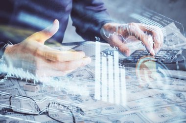 Dijital bir cihaz ve teknoloji temalı hologram çizimi kullanarak insanın elini tutarken çift pozlama. Teknoloji konsepti.