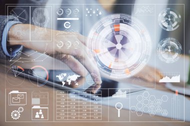 Veri temalı hologram çizimine çifte maruz kalma ve birlikte çalışan erkek ve kadın mobil bir cihaz kullanıyor..