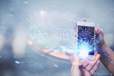 Teknolojiye çifte maruz kalma, hologram ve cep telefonu kullanan bir kadın..