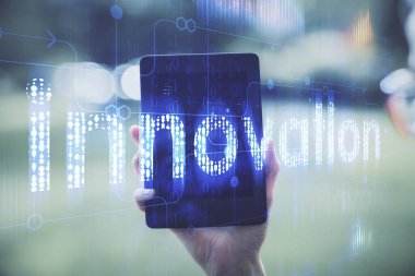 Teknolojiye çifte maruz kalma, hologram çizimi ve cep telefonu kullanan bir kadın. Ai kavramı