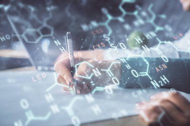 Arka planda not tutanların üzerine formül çizmek iki kat maruz kalmaktır. Eğitim kavramı