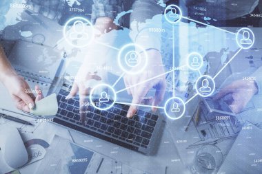 Kadın ve erkeğin birlikte çalıştığı çifte pozlama ve sosyal ağ temalı hologram çizimi. Bilgisayar arkaplanı. konsept bağlanıyor. Üst Görünüm.