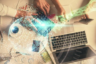 Kadın ve erkeğin birlikte çalışması ve veri temalı hologram çizimi. Bilgisayar arkaplanı. Üst Görünüm.
