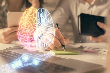 Kadın ve erkeğin birlikte çalıştığı ve beyinlerinin hologram çekerken çift pozlama. Zihinsel beyin fırtınası konsepti. Bilgisayar arkaplanı.