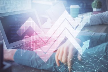 Birlikte çalışan kadın ve erkeğin çift pozlama ve büyüyen oklar hologram çizimi. Başarı konsepti. Bilgisayar arkaplanı.