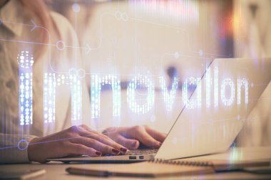 Bilgisayar ve veri temalı hologram çizimleri üzerinde çalışan kadın ellerine çok fazla maruz kalma. Teknoloji kavramı.