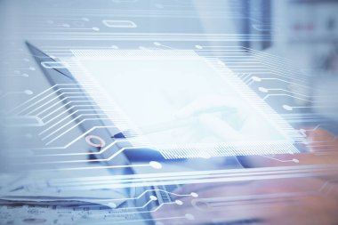 Bilgisayar ve veri temalı hologram çizimleri üzerinde çalışan kadın ellerine çok fazla maruz kalma. Teknoloji kavramı.