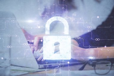 Bilgisayarda çalışan ve hologram çizimlerini kilitleyen kadın elleri çift pozlama. Güvenlik kavramı.