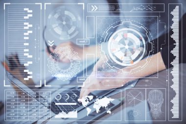 Bilgisayar ve veri temalı hologram çizimlerinde çalışan kadın elleri çift pozlama. Teknoloji kavramı.