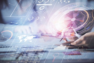 Bilgisayar ve veri temalı hologram çizimlerinde çalışan kadın elleri çift pozlama. Teknoloji kavramı.