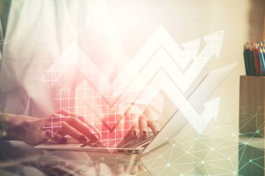 Bilgisayarda yazı yazan ve ok çizen kadınların ellerine iki kez maruz kalmışlar. Başarı konsepti.