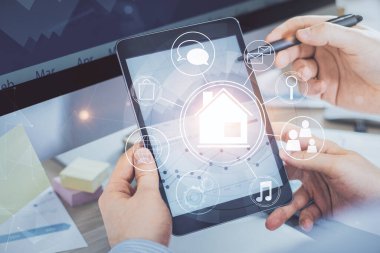 Dijital bir cihaz ve şehir çizimi kullanarak insanın ellerini tutarken çift pozlama.