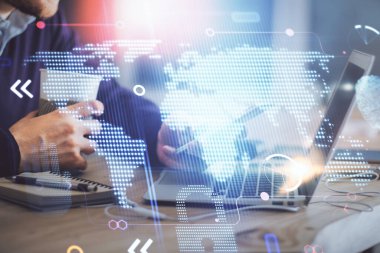 Dijital bir cihaz ve harita kullanarak insanın elini tutarken birden fazla pozlama. Uluslararası iş kavramı.