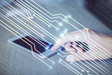 Teknolojiye çifte maruz kalma, hologram ve cep telefonu kullanan bir kadın..