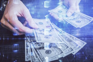 Teknolojiye çoklu maruz kalma hologram, dolar banknotları ve insan eli. Veri kavramı
