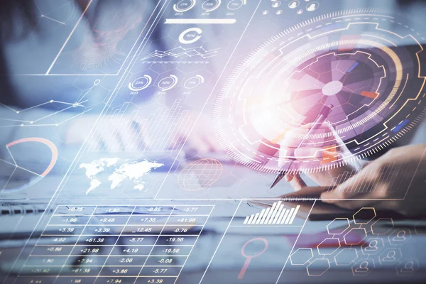 Bilgisayar ve veri temalı hologram çizimlerinde çalışan kadın elleri çift pozlama. Teknoloji kavramı.