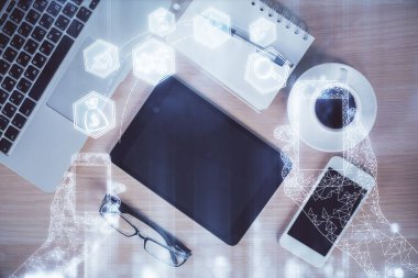 Teknoloji temalı çizimlerin çoklu pozu telefon ile masanın üzerinde. Üst Manzara. Yüksek teknoloji kavramı.