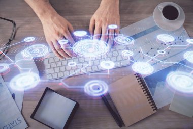 İnsan elinin bilgisayar klavyesi ve sosyal ağ temalı hologram çizimlerinin üzerine iki kez yazı yazması. Üst Manzara. İnsanlar web konseptini bağlar.