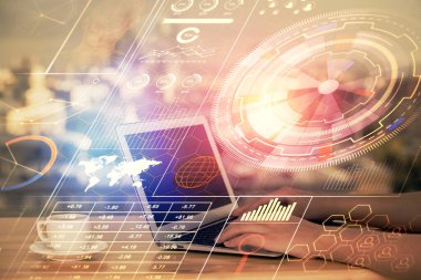 Bilgisayar ve veri temalı hologram çizimleri üzerinde çalışan kadın ellerine çok fazla maruz kalma. Teknoloji kavramı.