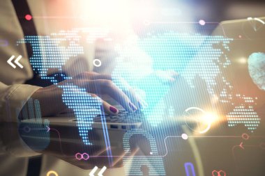 Bilgisayar ve dünya haritası çizimleri üzerinde çalışan kadın elleri çift pozlama. Uluslararası teknoloji sektörü konsepti.