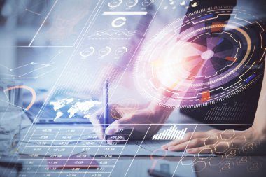 Bilgisayar ve veri temalı hologram çizimlerinde çalışan kadın elleri çift pozlama. Teknoloji kavramı.